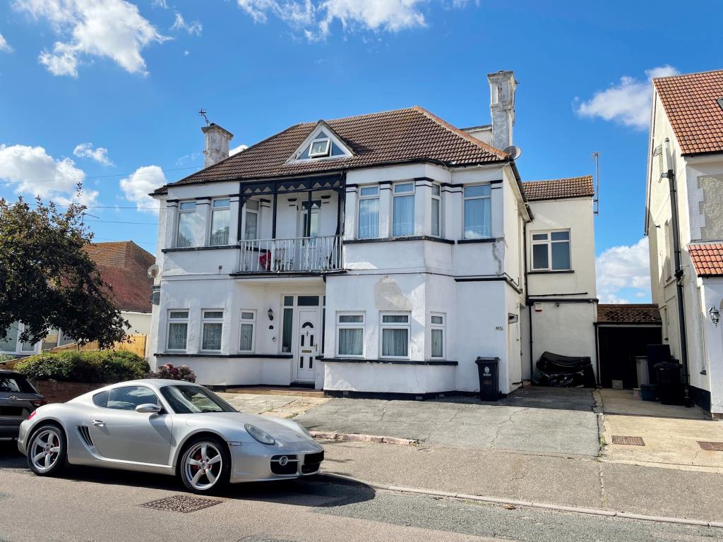 Lot: 144 - TOP FLOOR FLAT FOR INVESTMENT -